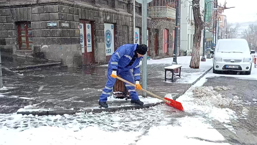 Kars’ta yoğun kar yağışı, yaz aylarının kurak geçeceği endişesi taşıyan vatandaşları sevindirdi