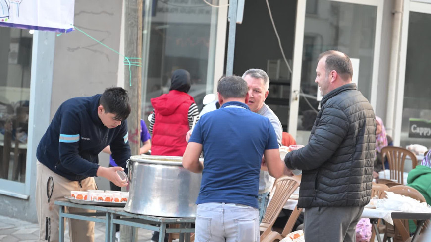 Manisa Büyükşehir Belediye Başkanı Zeyrek, Balkan Göçmenleri ile iftar sofrasında buluştu 