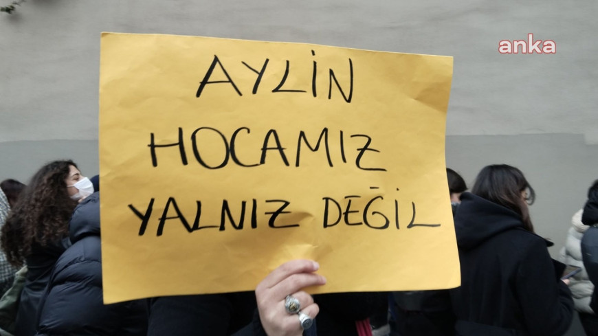 Galatasaray Üniversitesi öğrencileri eylemde: "Seçme ve seçilme hakkının gasp edilmesine karşı ses çıkaralım"