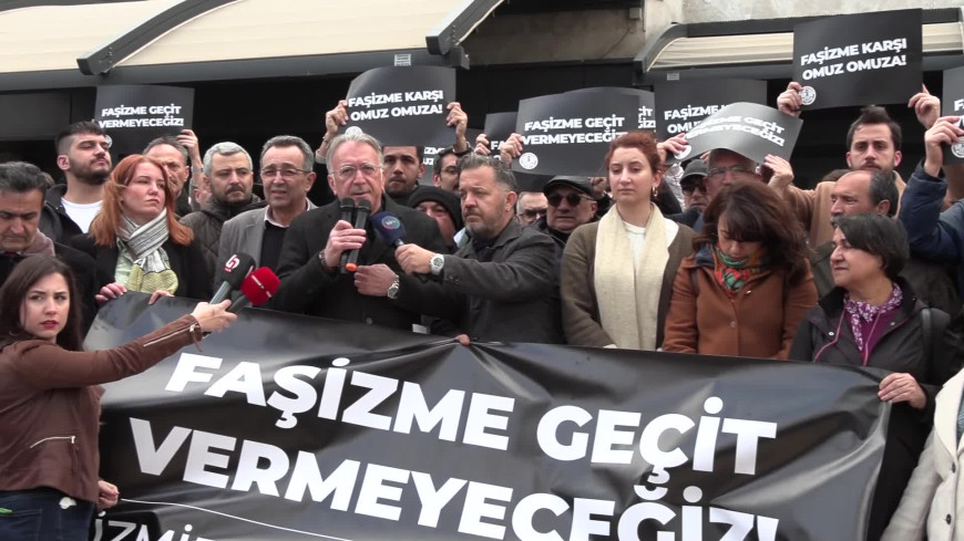 İzmir Barosu üyesi avukatlar, Ekrem İmamoğlu’nun gözaltına alınmasını adliye önünde protesto etti