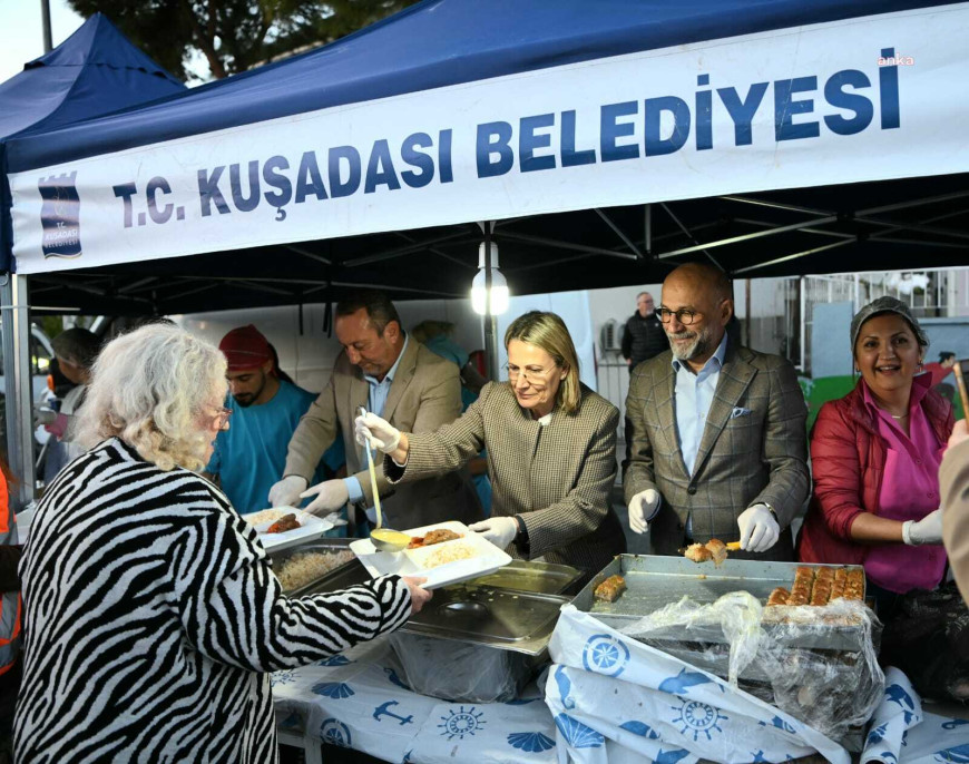 Kuşadası Belediyesi, ramazan ayının ilk iftarını, Hacıfeyzullah Mahallesi’nde düzenledi