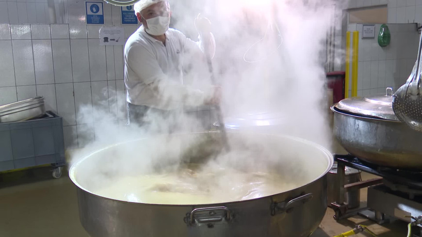 İzmir Büyükşehir Belediye Başkanı Cemil Tugay, aşevinde yemek hazırlığına katıldı