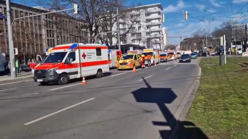 Almanya’nın Mannheim kentinde bir aracın kalabalığın üzerine sürülmesi sonucu bir kişi hayatını kaybetti