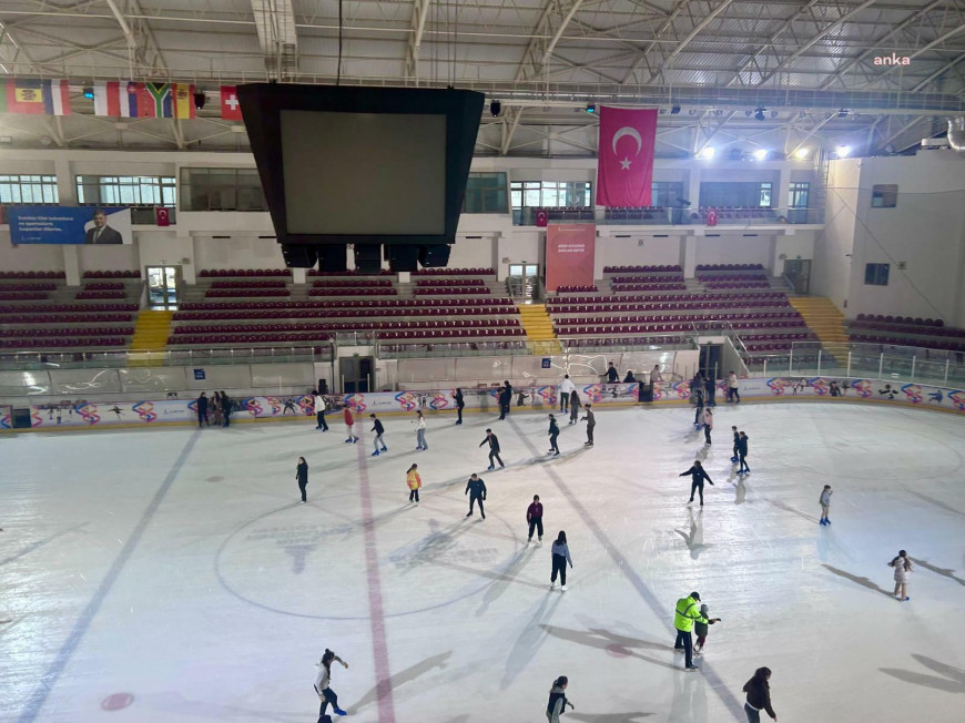 İzmir’in kadınları buz pistinde buluştu