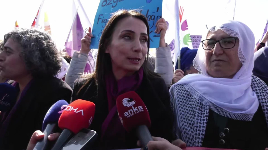 Kadıköy'de 8 Mart eyleminde konuşan Tülay Hatimoğulları: Yargı erkek aklıyla karar veriyor