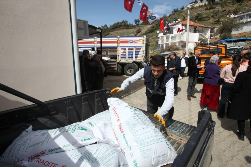 Karabağlar Belediyesi’nden üreticiye destek… 200 çiftçiye 53 ton gübre ve bordo bulamacı dağıtıldı