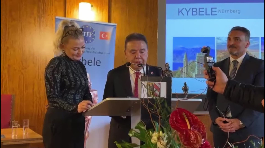 "Kybele" ödülü kardeş şehirlerin belediye başkanları Marcus König ve Muhittin Böcek'e verildi