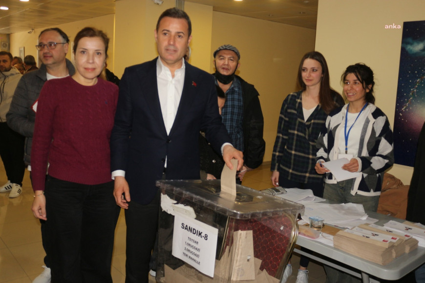 Balıkesir Büyükşehir Belediye Başkanı Ahmet Akın eşiyle birlikte demokrasi için oyunu kullandı