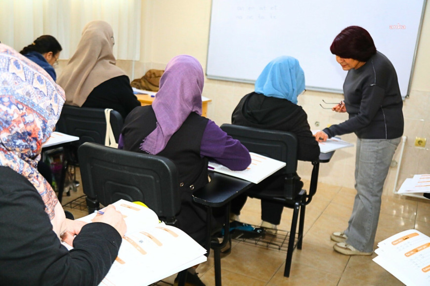 Bayraklı Belediyesi'nin okuma yazma öğrettiği kadınlar: Bu kurs hayatımızı değiştirecek