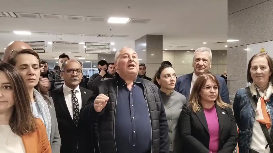 CHP milletvekilleri, İstanbul Adliyesi içinde kurulan bariyerlere tepki gösterdi: "Bu önlemleri keşke sınırda alsaydınız"