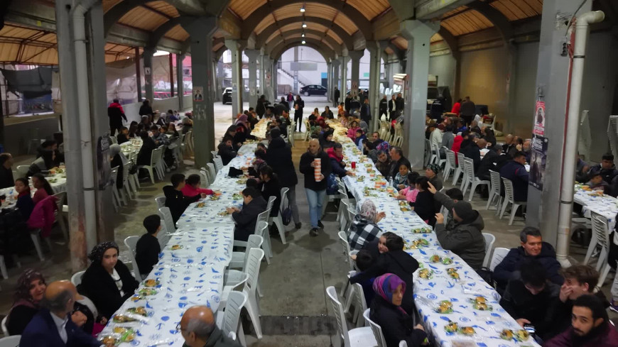 Bayraklı Belediye Başkanı İrfan Önal, iftar sofrasında vatandaşlarla buluştu 