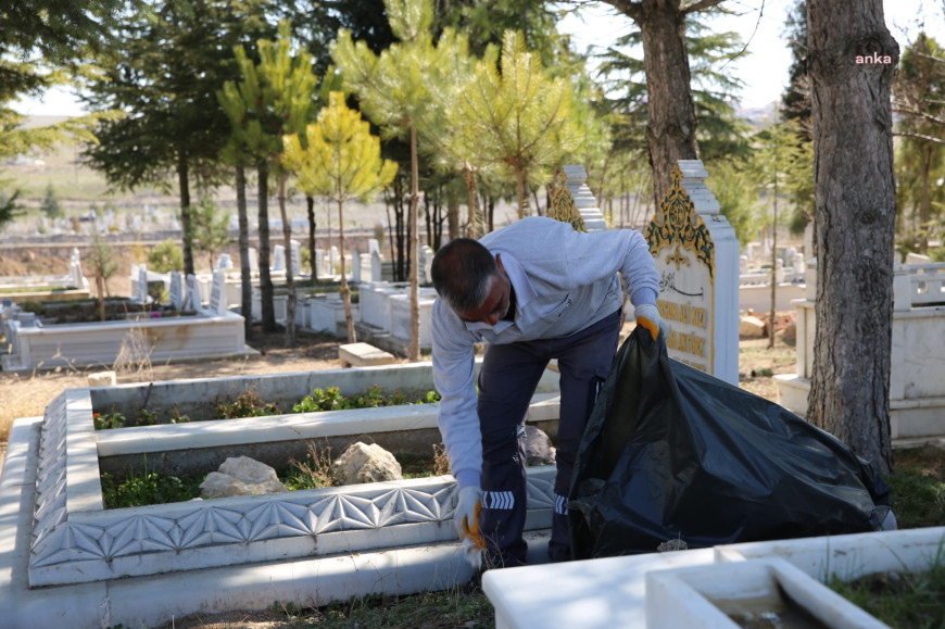 Eskişehir Büyükşehir Belediyesi, Ramazan Bayramı öncesinde mezarlıkta bakım işlemlerine başladı