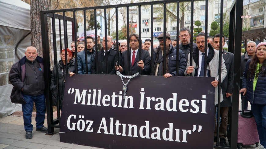 CHP Denizli İl Başkanlığı önünde "demokrasi nöbeti"...  CHP Denizli İl Başkanı Horzum: "Milletin iradesi göz altında"