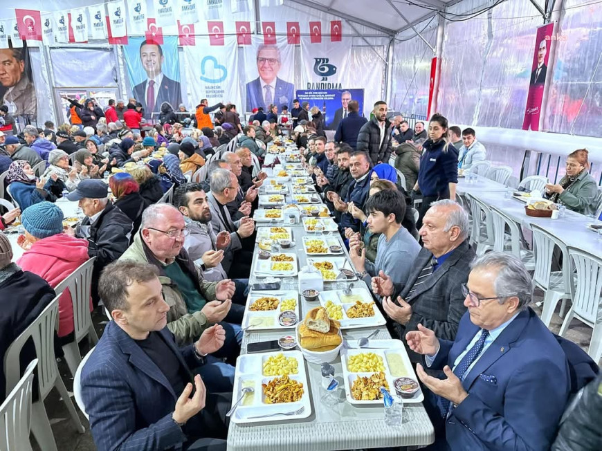 Bandırma Belediyesi'nin düzenlediği iftar sofrasında vatandaşlar bir araya geldi 