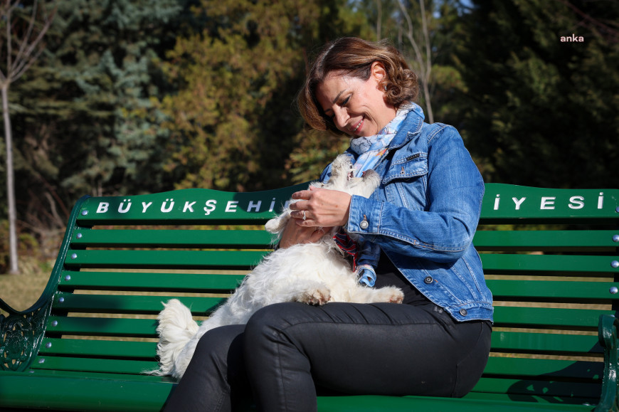 Eskişehir Büyükşehir Belediye Başkanı Ayşe Ünlüce barınaktan köpek sahiplendi