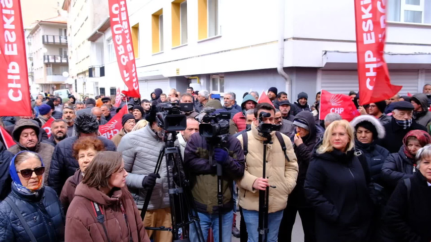 CHP'den yurt çapında protesto... CHP Eskişehir İl Başkanlığı önünde İmamoğlu eylemi: “Hedef alınan milletin kendisidir”