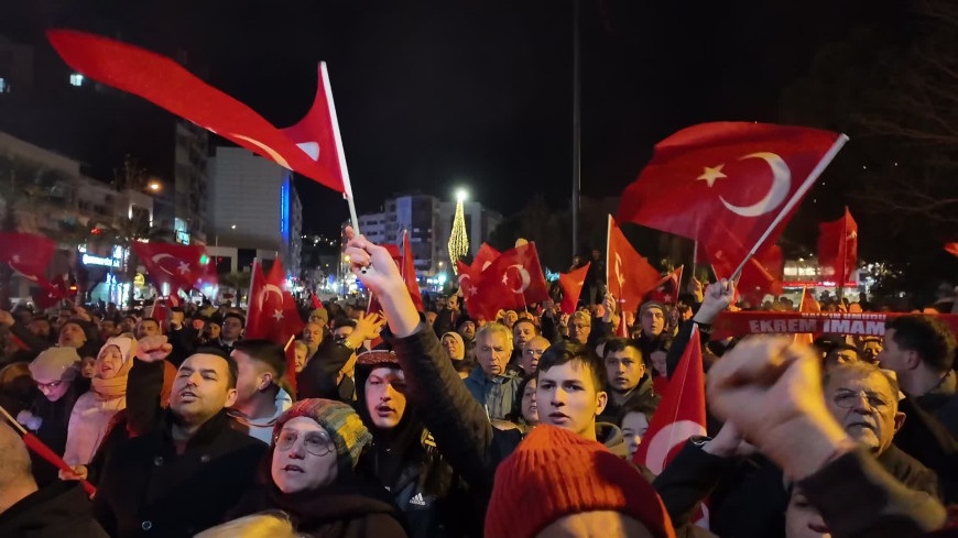 Ekrem İmamoğlu gözaltında... Bornova Belediye Başkanı Ömer Eşki, diplomasını yaktı: Artık bu ülkede bütün diplomaların yanma vakti gelmiştir