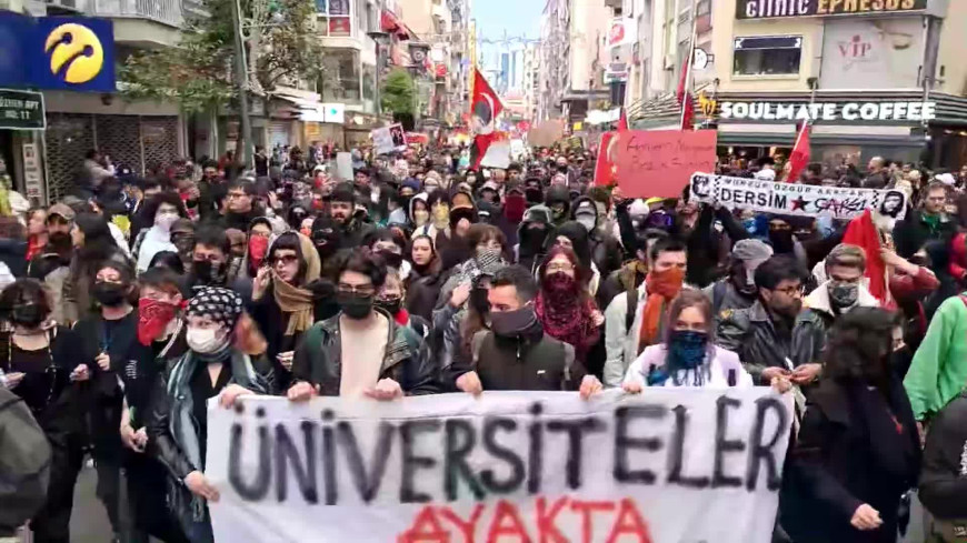 Ekrem İmamoğlu'nun tutuklanması ardından yüz binlerce İzmirli, Gündoğdu Meydanı'na yürüdü