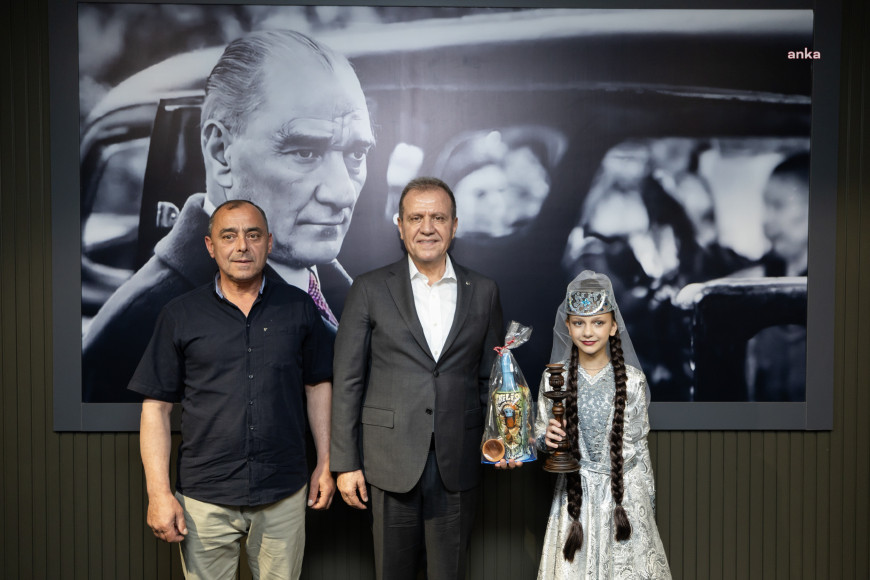 Uluslararası Mersin Çocuk Festivali için Mersin'e gelen öğrencilerden Seçer'e ziyaret