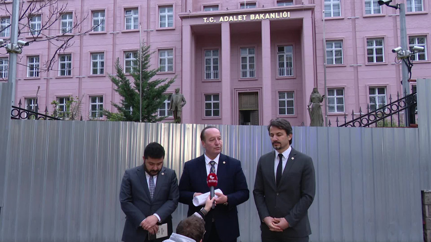 Tutuklu öğrenciler için CHP Milletvekilleri Adalet Bakanlığı önünde..."Buradan Sayın Bakan ve iktidara sesleniyoruz, bu hukuksuzluğa son verin. Bu öğrenciler sınavlarına giremiyorlar"