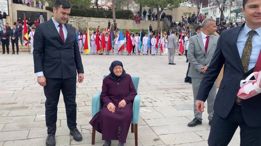 Yozgat’ta 86 yaşındaki Atiye Erkoç, ilkokula giderken okuduğu şiiri 76 yıl sonra aynı yerde aynı heyecanla okudu