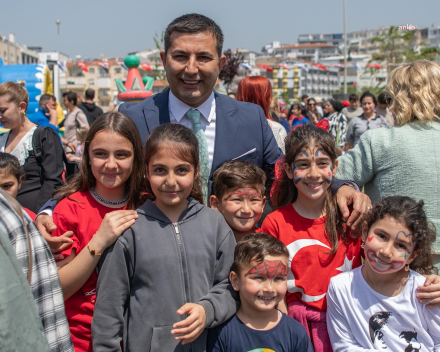 Kuşadası'nda 23 Nisan dolayısıyla düzenlenen şenlik renkli görüntülere sahne oldu