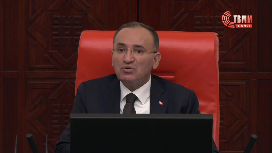 TBMM Genel Kurulu'nda "kamera bantlama" tartışması... Özlem Zengin: "Herkesin izlendiği, telefonlarımızda ne olup bittiği belli olan bir yerde neyi bantlayacağız"