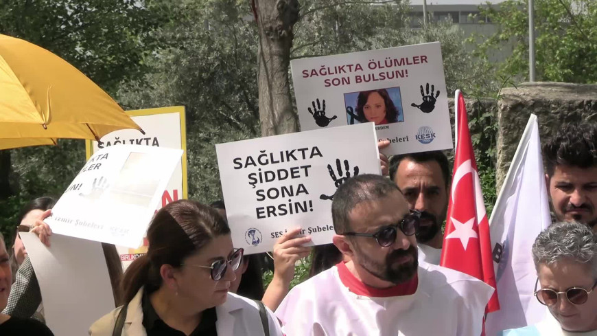 İzmir Sağlık Platformu üyeleri, görevi başında öldürülen sağlık emekçilerini andı: Şiddeti engellemek için önce samimi olunuz