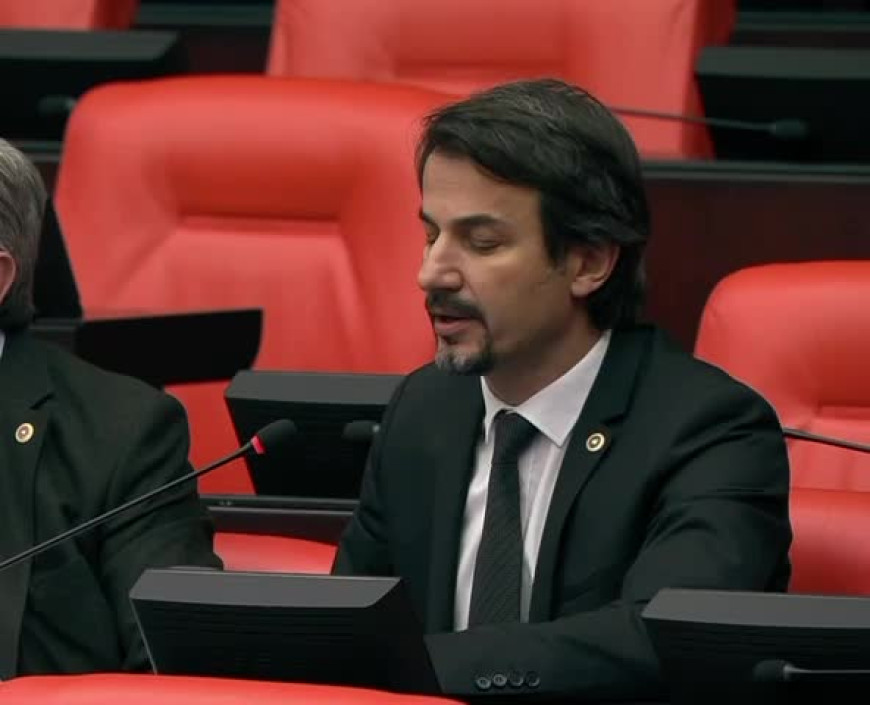 CHP'li Ertuğrul'dan "çakarlı araç" tepkisi: "Vatandaşın yolu çukurlu, şeyhin yolu çakarlı"