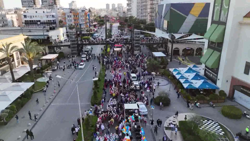 Mersin Büyükşehir Belediye Başkanı Seçer, çocuklarla el ele bayram kortejine katıldı