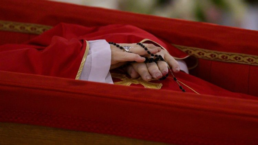 Papa’nın tabutu, bugün Aziz Petrus Bazikilikası'na taşınarak halkın ziyaretine açılacak