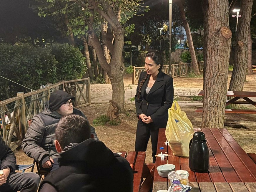 CHP'li Okakın, depremin ardından geceyi sokakta geçirmeyi tercih eden Kadıköylülerle bir araya geldi