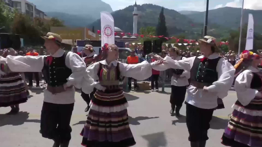 485. Uluslararası Manisa Mesir Macunu Festivali’nde 8 ton mesir macunu halka saçıldı