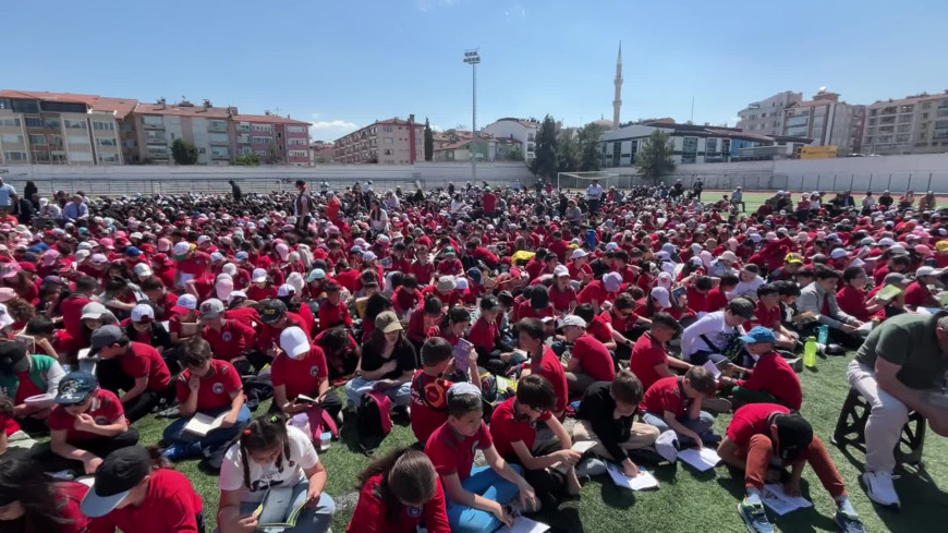 Burdur’da 5 bin öğrenci kitap takası yapıp, kitap okuyarak Türkiye’de bir ilke imza attı