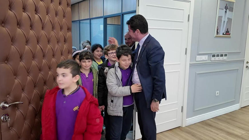 Ortahisar Belediye Başkanı Kaya, Çocuk Kitap Fuarı ve Çocuk Festivali’ne katılan öğrencileri misafir etti