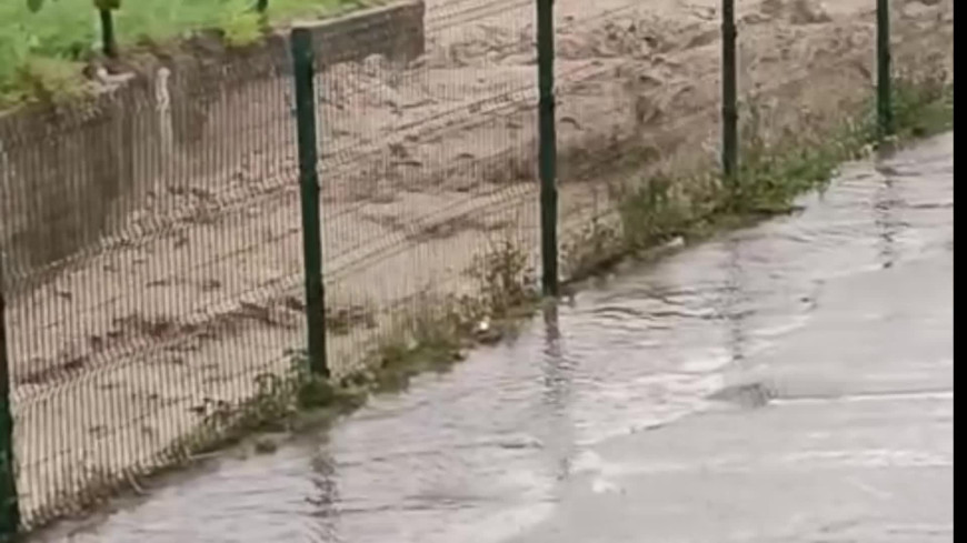 Kadirli'de şiddetli yağmurda sele kapılan 7 otomobil derede sürüklendi