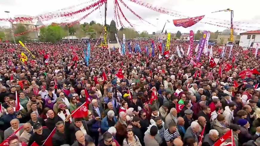 CHP'nin “Millet İradesine Sahip Çıkıyor” mitingi... Özgür Özel: "Biz buraya kavgaya değil, biz buraya kucaklaşmaya, helalleşmeye geldik"