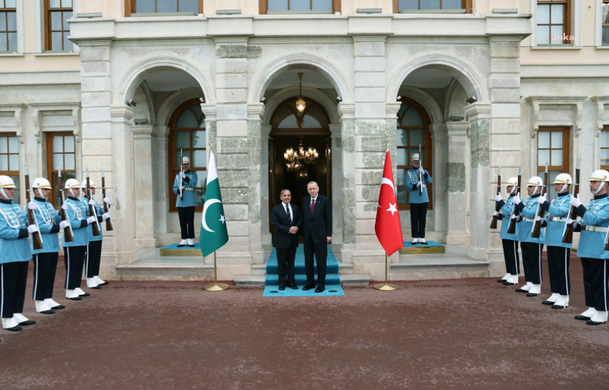 Cumhurbaşkanı Erdoğan, Pakistan Başbakanı Şahbaz Şerif ile Dolmabahçe Çalışma Ofisi'nde bir araya geldi
