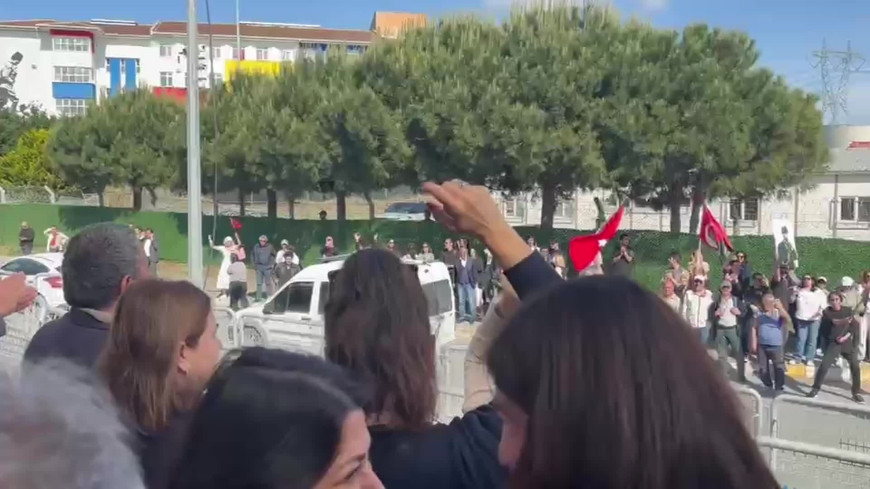 Saraçhane eylemlerinden sonra tutuklanan 14 genç ilk duruşmada tahliye edildi... Silivri'de aileler kararı sevinçle karşıladı, sloganla kutladı