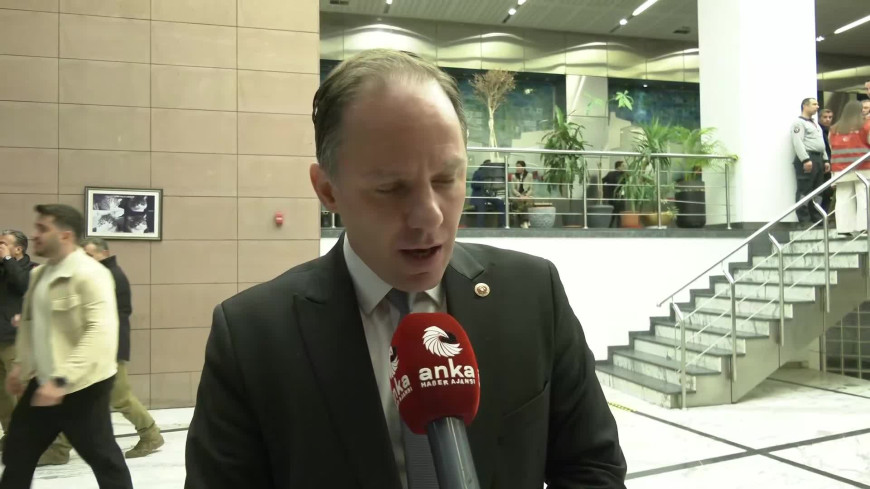 Özgür Özel'e yapılan saldırı sonrası yurttaşlar CHP Genel Merkezi'nde... Deniz Yavuzyılmaz: ''Genel Başkanımızın şahsında tüm Cumhuriyet Halk Partisi'ne ve demokrasiye inanan herkese karşı yapılan bir saldırıdır''