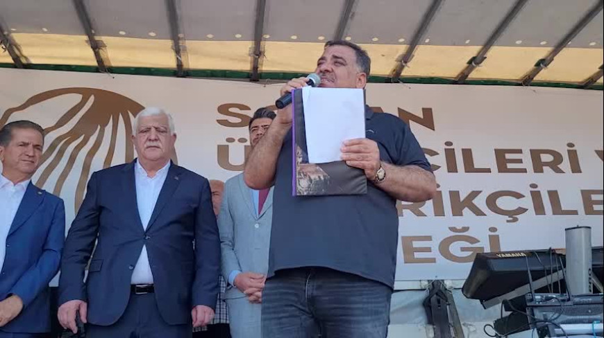 Reyhanlı’da soğanları döken çiftçiler eylem yaptı: Bizi terörist ilan ediyorsunuz, biz üreticiyiz