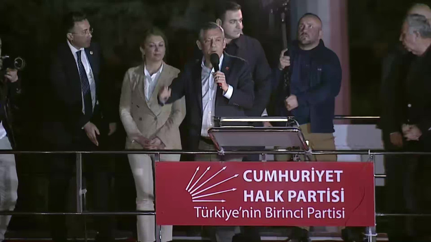 Özgür Özel'e yapılan saldırı sonrası yurttaşlar CHP Genel Merkezi'nde... Özgür Özel: CHP, böyle bir provokasyonla iktidar yürüyüşü durdurulacak bir parti asla değildir