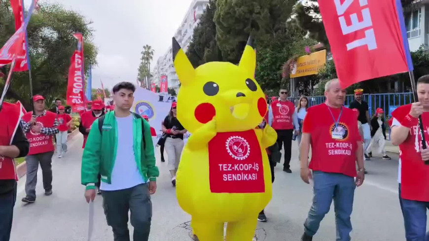 Antalya’da 1 mayıs kutlamaları... Pikachu bu kez "TEZ-KOOP İş Sendikası" yazılı yeleğiyle alandaydı
