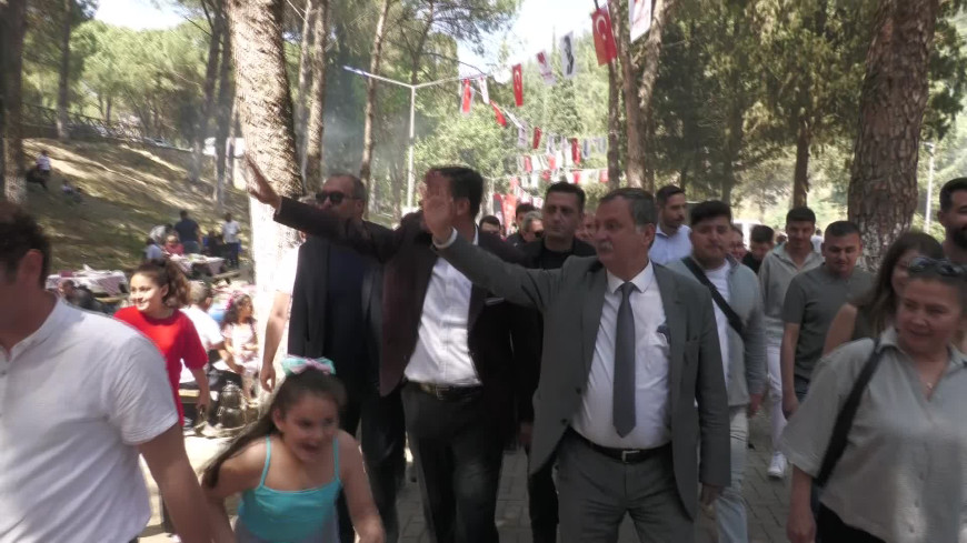 Manisa'da düzenlenen Hıdırellez Şenliği'nde sanatçı Gökhan Namlı sahne aldı