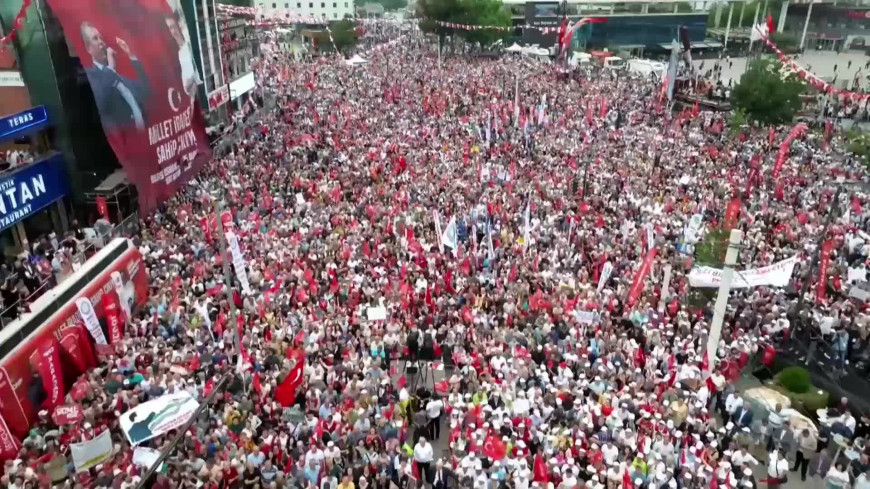 CHP Genel Başkanı Özgür Özel, Bursa'da duyurdu: "Emekçilerin kasırgası geliyor, bu iktidarı yerinde tutmayacağız"