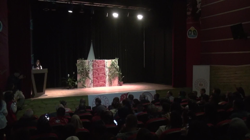 Sinop’ta lise öğrencileri, İngilizce “Romeo ve Julliet” oyununu sahneledi