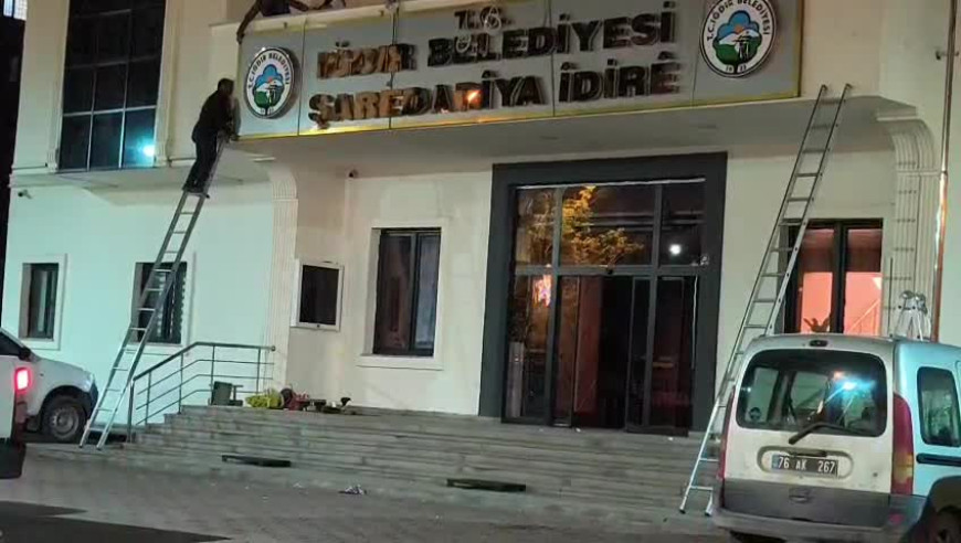 Iğdır Belediyesi'nin tabelasına Kürtçe adı eklendi