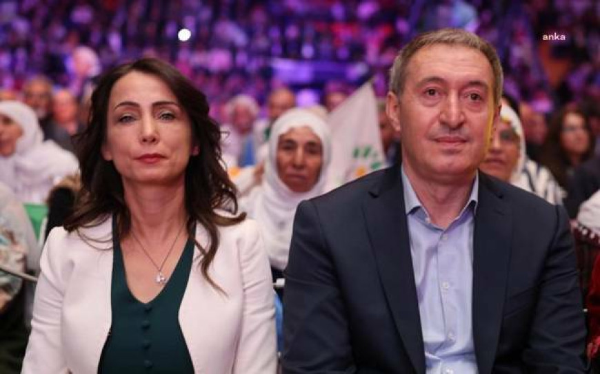 Özgür Özel'e fiziksel saldırı... Hatimoğulları ve Bakırhan: "Bu çirkin saldırı, Sırrı Süreyya’nın hayatı boyunca savunduğu ortak barış ve dayanışma değerlerine yönelmiş provokasyondur"