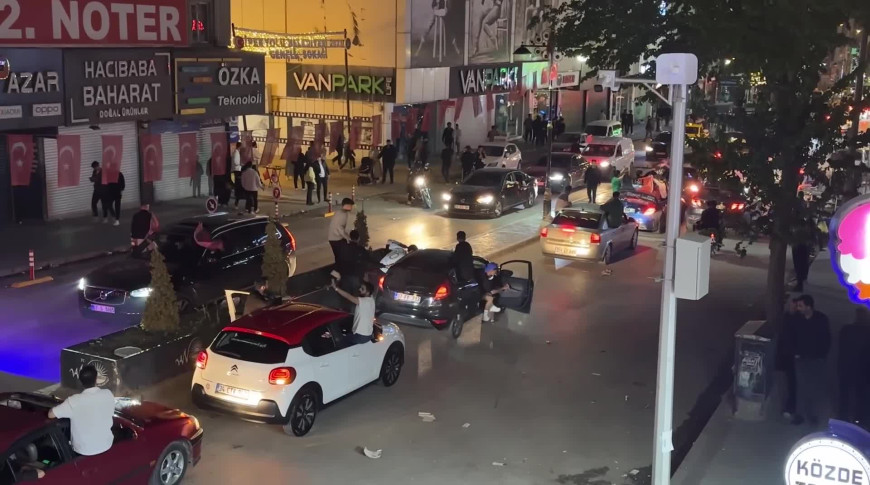 Vansporlu binlerce taraftar galibiyeti kutladı