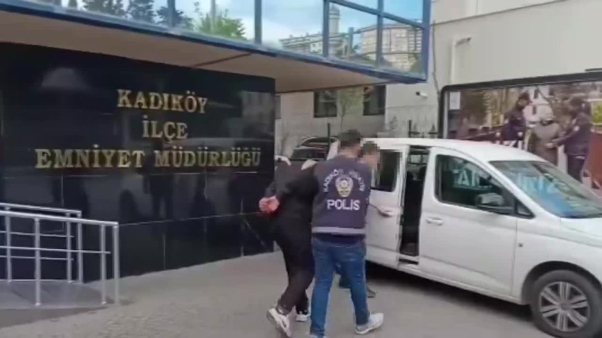 İstanbul'da CHP standında "Kurtuluş Yok Tek Başına" şarkısını söyleyen 15 yaşındaki çocuğu darp eden 1 kişi tutuklandı
